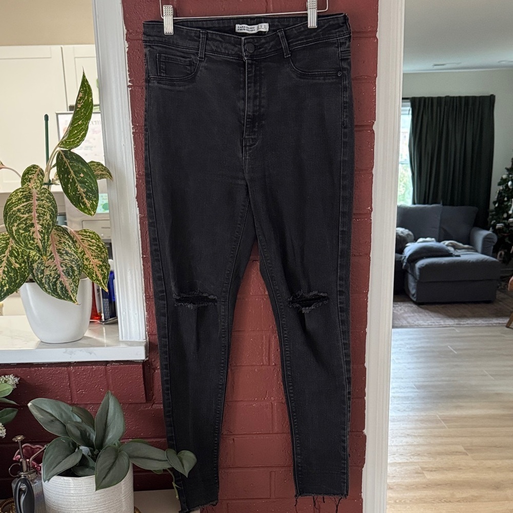 Zara Women's Distressed Black Skinny Jeans with Raw Hem Size 10